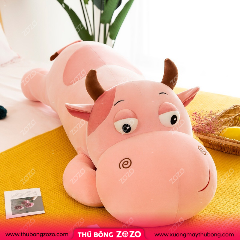 khung-long-bo-hong-cho-mat-loi-P1192-1645687913636.jpg-1 Gấu bông bò nằm mắt lòi